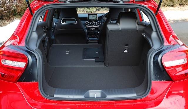 ひとつのライトで、ロービームとハイビームを担当するバイキセノンヘッドライト　A 180 BlueEFFICIENCYでは20万円のパッケージオプションに含まれる