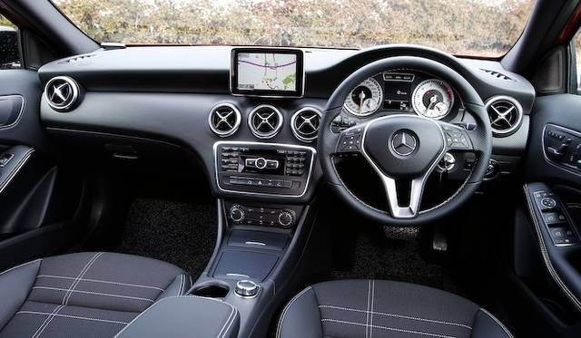 ひとつのライトで、ロービームとハイビームを担当するバイキセノンヘッドライト　A 180 BlueEFFICIENCYでは20万円のパッケージオプションに含まれる