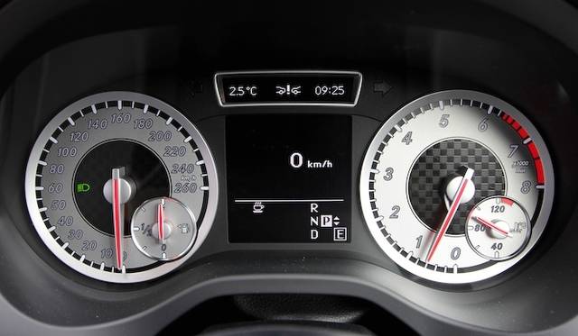 ひとつのライトで、ロービームとハイビームを担当するバイキセノンヘッドライト　A 180 BlueEFFICIENCYでは20万円のパッケージオプションに含まれる