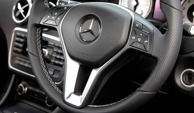 ひとつのライトで、ロービームとハイビームを担当するバイキセノンヘッドライト　A 180 BlueEFFICIENCYでは20万円のパッケージオプションに含まれる