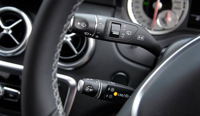 ひとつのライトで、ロービームとハイビームを担当するバイキセノンヘッドライト　A 180 BlueEFFICIENCYでは20万円のパッケージオプションに含まれる