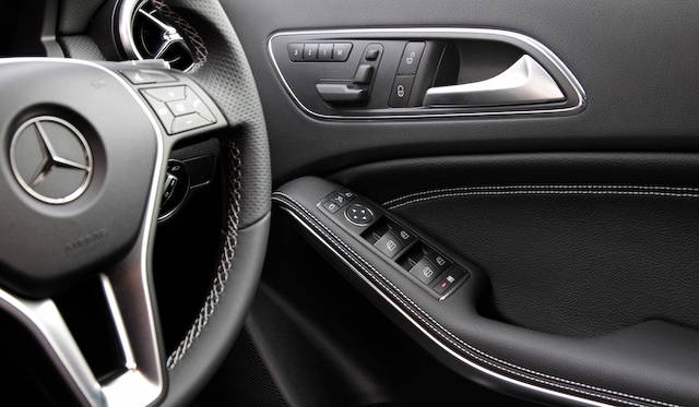 ひとつのライトで、ロービームとハイビームを担当するバイキセノンヘッドライト　A 180 BlueEFFICIENCYでは20万円のパッケージオプションに含まれる