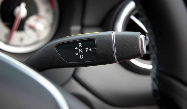 ひとつのライトで、ロービームとハイビームを担当するバイキセノンヘッドライト　A 180 BlueEFFICIENCYでは20万円のパッケージオプションに含まれる