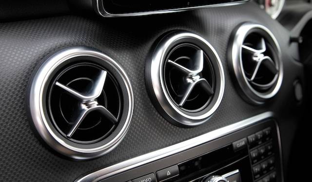 ひとつのライトで、ロービームとハイビームを担当するバイキセノンヘッドライト　A 180 BlueEFFICIENCYでは20万円のパッケージオプションに含まれる