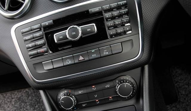 ひとつのライトで、ロービームとハイビームを担当するバイキセノンヘッドライト　A 180 BlueEFFICIENCYでは20万円のパッケージオプションに含まれる