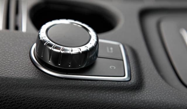 ひとつのライトで、ロービームとハイビームを担当するバイキセノンヘッドライト　A 180 BlueEFFICIENCYでは20万円のパッケージオプションに含まれる