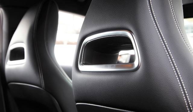 ひとつのライトで、ロービームとハイビームを担当するバイキセノンヘッドライト　A 180 BlueEFFICIENCYでは20万円のパッケージオプションに含まれる