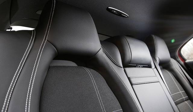 ひとつのライトで、ロービームとハイビームを担当するバイキセノンヘッドライト　A 180 BlueEFFICIENCYでは20万円のパッケージオプションに含まれる