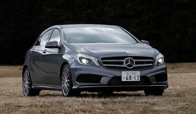 ひとつのライトで、ロービームとハイビームを担当するバイキセノンヘッドライト　A 180 BlueEFFICIENCYでは20万円のパッケージオプションに含まれる