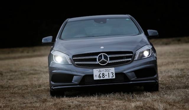 ひとつのライトで、ロービームとハイビームを担当するバイキセノンヘッドライト　A 180 BlueEFFICIENCYでは20万円のパッケージオプションに含まれる