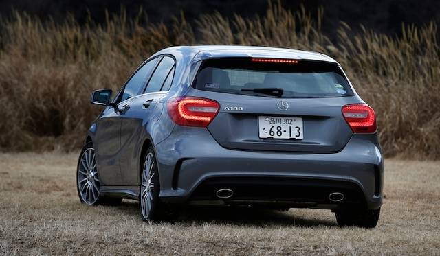 ひとつのライトで、ロービームとハイビームを担当するバイキセノンヘッドライト　A 180 BlueEFFICIENCYでは20万円のパッケージオプションに含まれる