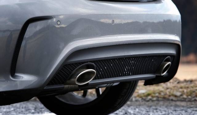 ひとつのライトで、ロービームとハイビームを担当するバイキセノンヘッドライト　A 180 BlueEFFICIENCYでは20万円のパッケージオプションに含まれる