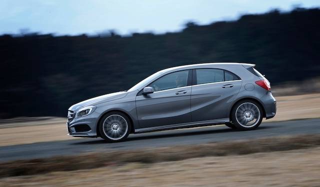 ひとつのライトで、ロービームとハイビームを担当するバイキセノンヘッドライト　A 180 BlueEFFICIENCYでは20万円のパッケージオプションに含まれる