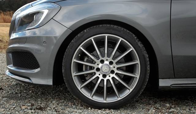 ひとつのライトで、ロービームとハイビームを担当するバイキセノンヘッドライト　A 180 BlueEFFICIENCYでは20万円のパッケージオプションに含まれる