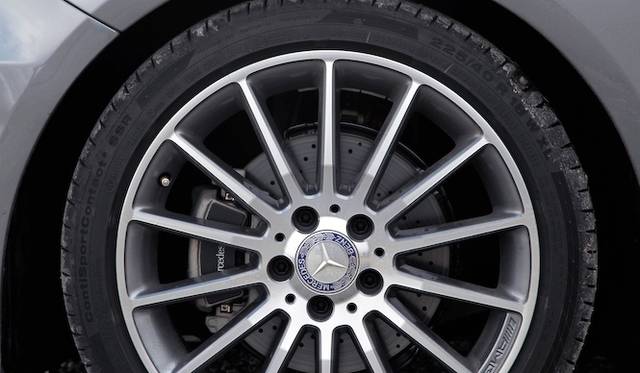 ひとつのライトで、ロービームとハイビームを担当するバイキセノンヘッドライト　A 180 BlueEFFICIENCYでは20万円のパッケージオプションに含まれる