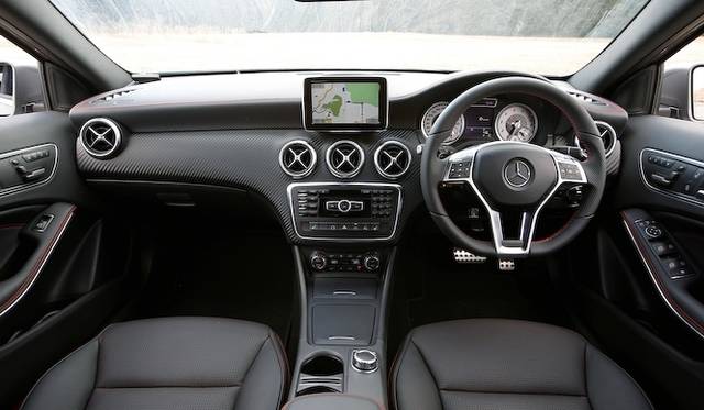 ひとつのライトで、ロービームとハイビームを担当するバイキセノンヘッドライト　A 180 BlueEFFICIENCYでは20万円のパッケージオプションに含まれる