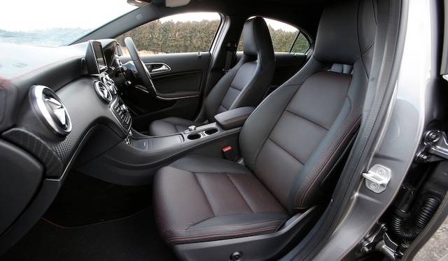 ひとつのライトで、ロービームとハイビームを担当するバイキセノンヘッドライト　A 180 BlueEFFICIENCYでは20万円のパッケージオプションに含まれる