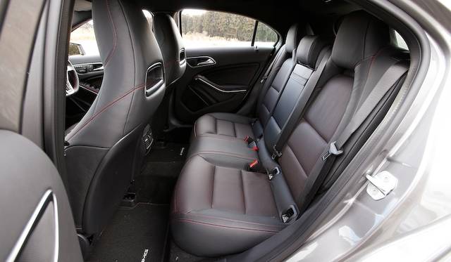 ひとつのライトで、ロービームとハイビームを担当するバイキセノンヘッドライト　A 180 BlueEFFICIENCYでは20万円のパッケージオプションに含まれる