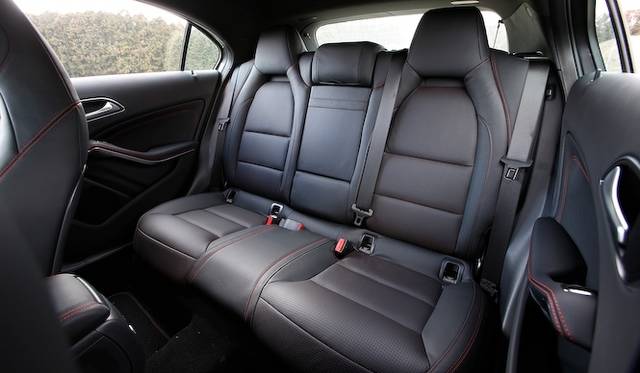 ひとつのライトで、ロービームとハイビームを担当するバイキセノンヘッドライト　A 180 BlueEFFICIENCYでは20万円のパッケージオプションに含まれる