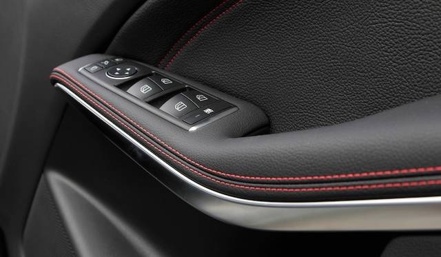 ひとつのライトで、ロービームとハイビームを担当するバイキセノンヘッドライト　A 180 BlueEFFICIENCYでは20万円のパッケージオプションに含まれる