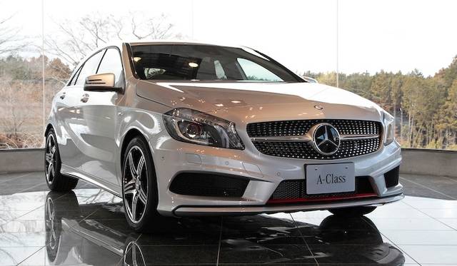 ひとつのライトで、ロービームとハイビームを担当するバイキセノンヘッドライト　A 180 BlueEFFICIENCYでは20万円のパッケージオプションに含まれる