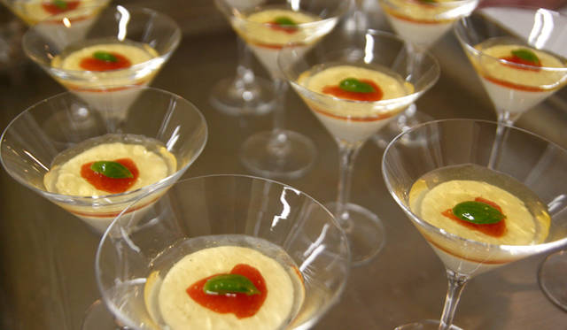 <strong>EAT｜ハイアット リージェンシー 東京『落合・孫・中嶋 3シェフ 夢の饗宴』</strong>　メニューの一例（写真は落合氏のアミューズ「カプレーゼ」）