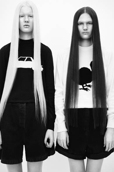 昨年10月に第一弾が発売され世界中で好評を博した、J.W. アンダーソンとトップショップのコラボレーション。その第二弾アイテムが、3月8日に発売決定。また、今回のコラボレーションを記念したさまざまなスペシャルイベントも開催される。<br /><br />