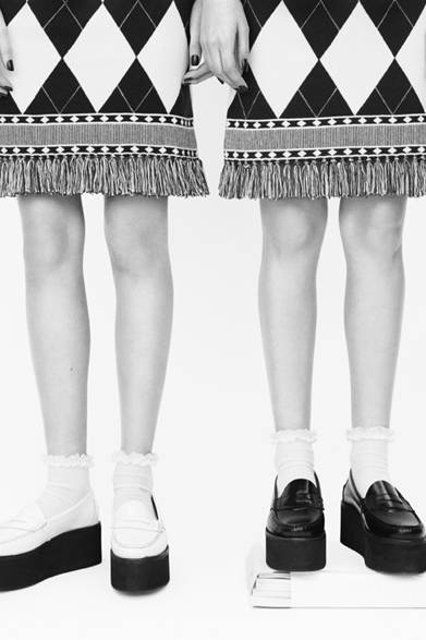 昨年10月に第一弾が発売され世界中で好評を博した、J.W. アンダーソンとトップショップのコラボレーション。その第二弾アイテムが、3月8日に発売決定。また、今回のコラボレーションを記念したさまざまなスペシャルイベントも開催される。<br /><br />