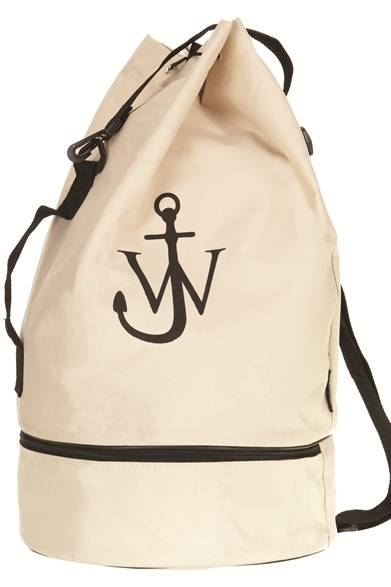 昨年10月に第一弾が発売され世界中で好評を博した、J.W. アンダーソンとトップショップのコラボレーション。その第二弾アイテムが、3月8日に発売決定。また、今回のコラボレーションを記念したさまざまなスペシャルイベントも開催される。<br /><br />バッグ<br />6825円