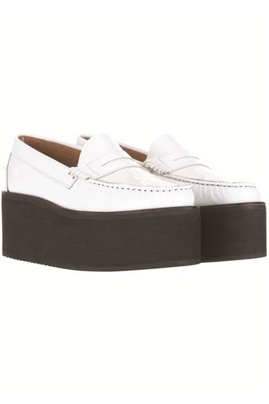 昨年10月に第一弾が発売され世界中で好評を博した、J.W. アンダーソンとトップショップのコラボレーション。その第二弾アイテムが、3月8日に発売決定。また、今回のコラボレーションを記念したさまざまなスペシャルイベントも開催される。<br /><br />プラットフォーム ローファー<br />1万9950円