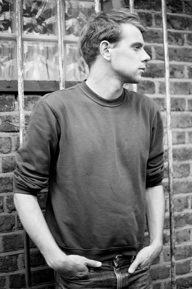 昨年10月に第一弾が発売され世界中で好評を博した、J.W. アンダーソンとトップショップのコラボレーション。その第二弾アイテムが、3月8日に発売決定。また、今回のコラボレーションを記念したさまざまなスペシャルイベントも開催される。<br /><br />