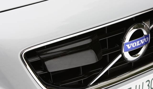 フロントグリル内に設置された、ミリ波レーダー