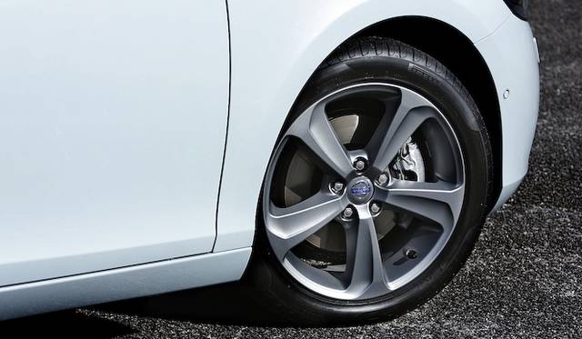 V40 T4 SEに標準装備の17インチホイール。タイヤサイズは225/45R17