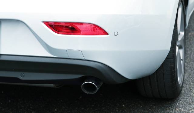 後方を警戒するミリ波レーダーは、リヤバンパーに内蔵される