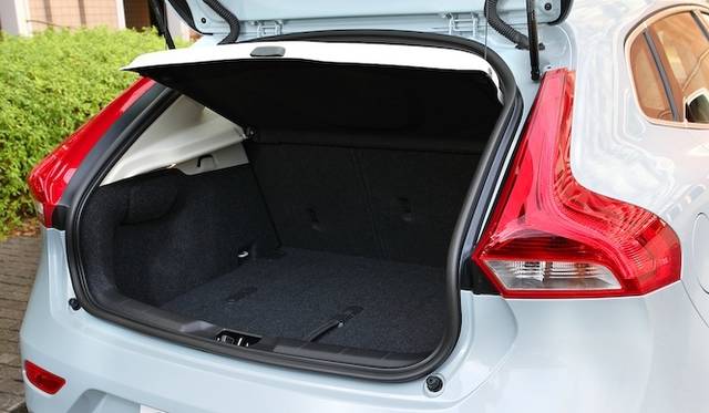 トランク容量は通常時は335リットルを確保。後部座席をたたむことで1,032リットルまで拡大できる