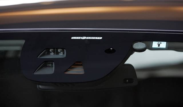 フロントガラス内側に設置されたカメラ類