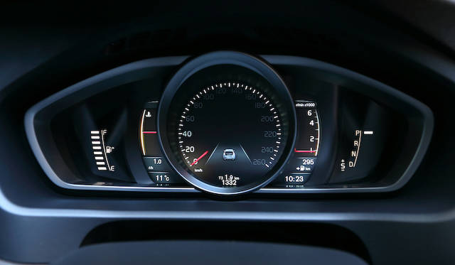 単眼式メーターは液晶画面方式。写真はElegance時のメーター