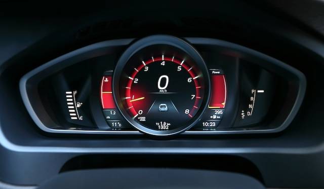 単眼式メーターは液晶画面方式。写真はPerformance時のメーター