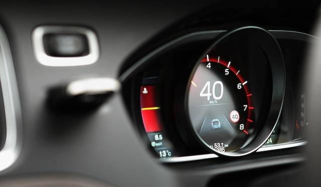 道路標識の制限速度を認識し、メーターパネル内に表示する