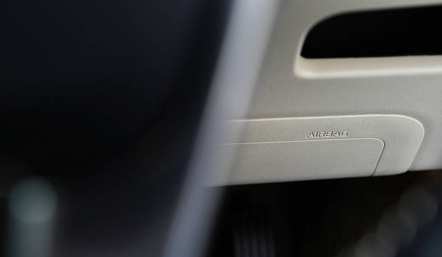 ニーエアバッグは標準装備