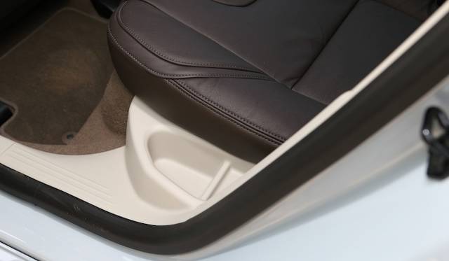 後部座席を中央に向けているため、座席外側、ドアとの間に、小物を入れられるスペースがある