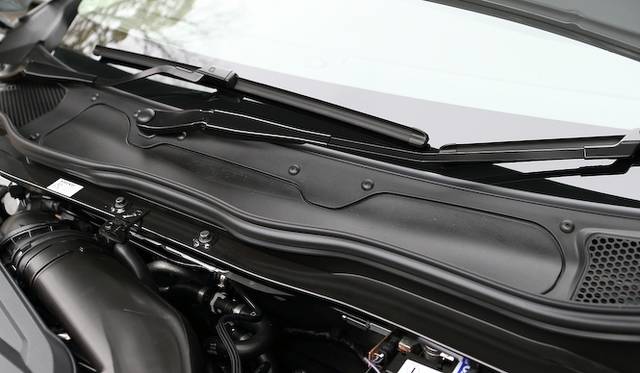 歩行者用エアバッグはワイパーのすぐ下に収納されている