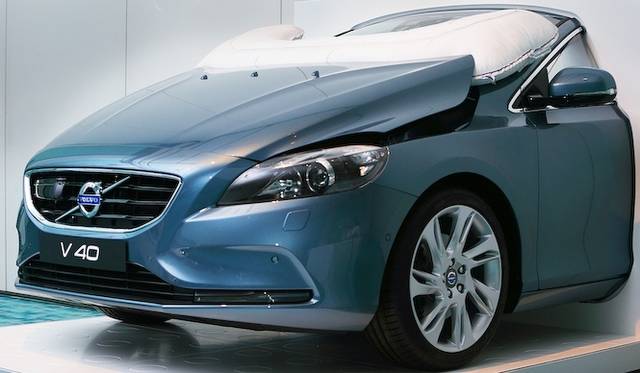 歩行者用エアバッグの展開イメージ。フロントバンパー内蔵の7つのセンサーで人間との衝突を感知した場合に展開。フロントガラスやAピラーなどの硬い部分への衝突を緩和する