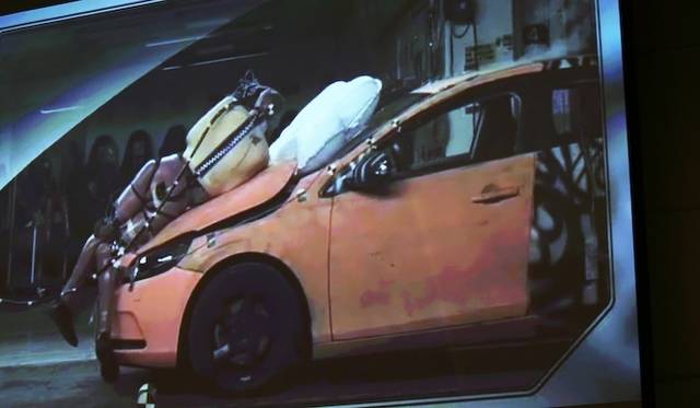 歩行者用エアバッグの展開イメージ。フロントバンパー内蔵の7つのセンサーで人間との衝突を感知した場合に展開。フロントガラスやAピラーなどの硬い部分への衝突を緩和する