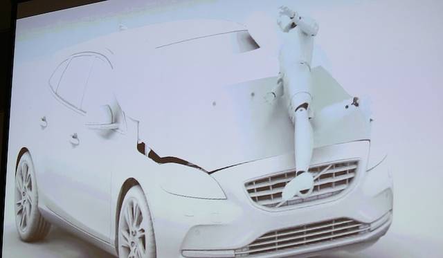 歩行者用エアバッグの展開イメージ。フロントバンパー内蔵の7つのセンサーで人間との衝突を感知した場合に展開。フロントガラスやAピラーなどの硬い部分への衝突を緩和する