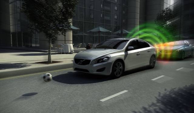 前車への追突を回避、軽減するシティセーフティ