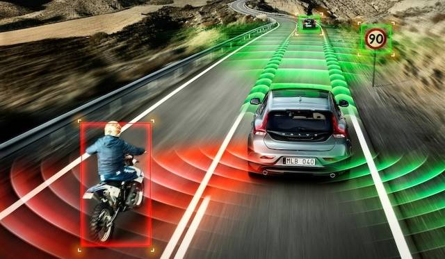 V40の車両前後に搭載されたセンサー