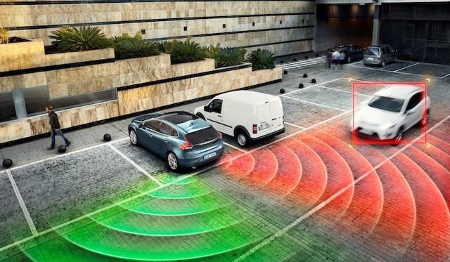 クルマをバックさせる際、障害物などで死角になっている場合でも左右から接近する車両をセンサーで感知し、警告する「クロス・トラフィック・アラート」