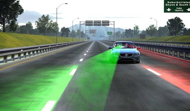 「レーン・キーピング・エイド」と「レーン・デパーチャー・ウォーニング」は、走行レーンを逸脱しそうになると自動修正を試み、しかしそれでも逸走しようとした際はステアリングを振動させてドライバーに警告を行うシステム