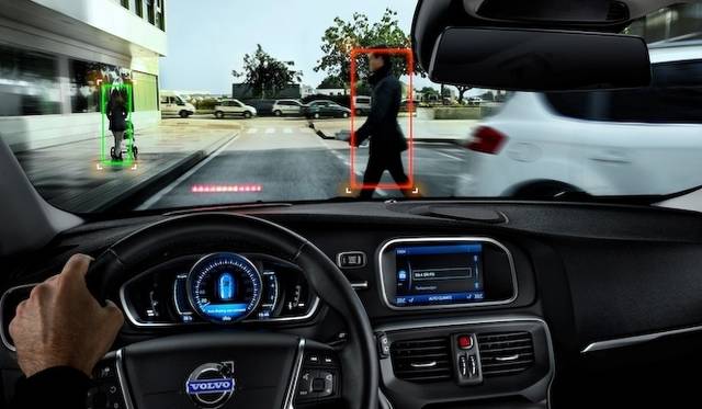 「ヒューマン・セーフティー（歩行者検知機能付追突回避・軽減システム）」は、車両前方をカメラとレーダーで常に監視し、歩行者10人を同時に検出して追尾、車との接触の可能性が高まるとスピーカーによる音と、ヘッドアップディスプレイでフロントウインドゥに点滅表示し視覚への警告を出すシステム。さらに接近する目標がある場合、対象との相対速度が35km/h以下の場合は自動ブレーキが作動し衝突を回避することができる